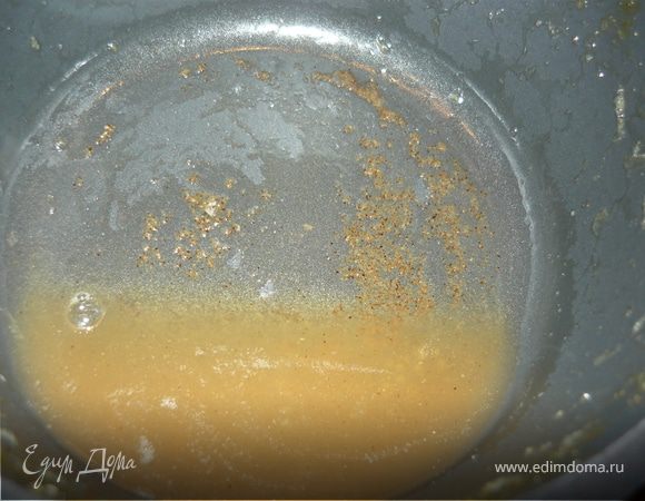 Выжать сок лимонов, добавить к нему шампанское, белый перец, соль и уварить это до такого состояния, чтобы жидкости оставалось примерно 1-2 столовые ложки. Шампанское пенится, и спокойного уваривания (когда можно отойти, например, к раковине) не получается, предупреждаю сразу. 