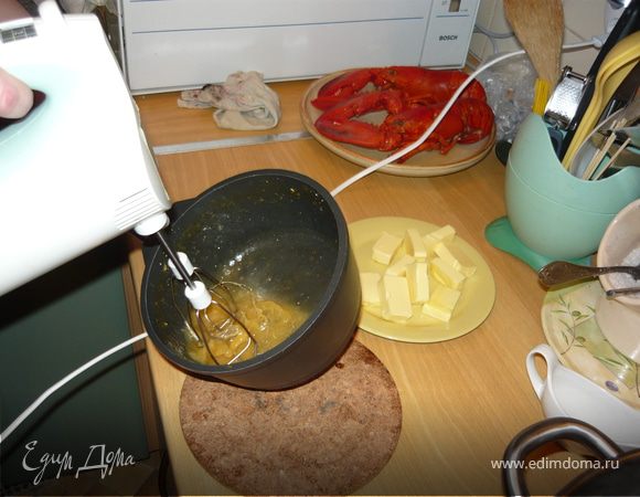 Холодное сливочное разрезать на кубики - 200 грамм примерно на 16 кубиков. 
Снять с огня выпаренную жидкость и по одному добавить туда 2 кубика сливочного масла, интенсивно взбивая миксером. 