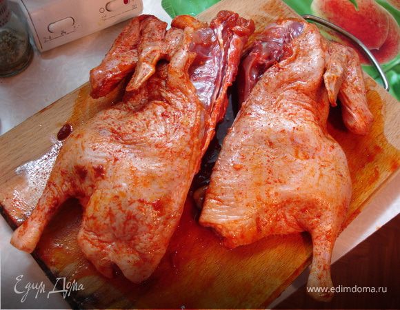 Нагреть духовку до 180*. Утку вымыть, обсушить и разрезать пополам. Натереть солью, черным и красным перцем снаружи и внутри.