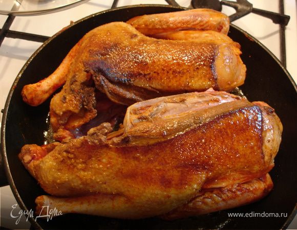 В форме с высокими бортами, которую можно ставить в духовку, разогреть растительное масло и обжарить половинки утки со всех сторон. Затем поставить в духовку и жарить утку 30 минут.