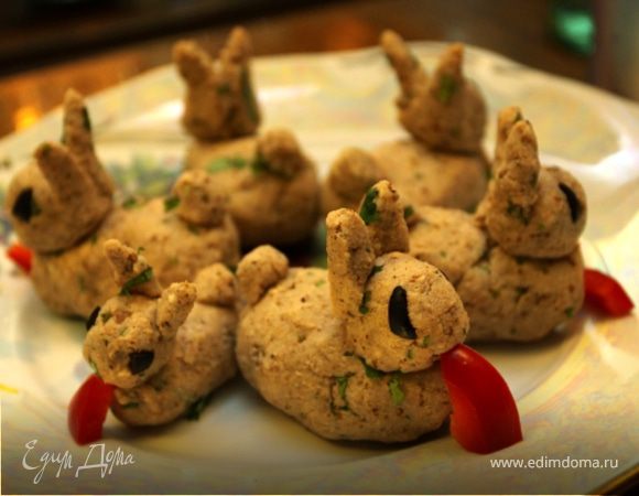 на мелкой терке натереть отдельно морковь, отдельно картофель
измельчить в мясорубке орехи, добавить к ним соль и специи
смешать отварные овощи и орехи, мелко нарезанную кинзу
сформировать фигурки животных из моркови тигрят, из картофеля кроликов