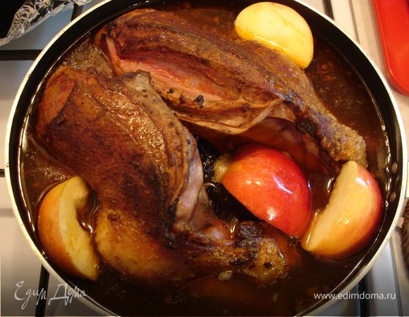 Вынуть утку из духовки, влить 500 мл воды, добавить чернослив и яблоко, разрезанное на 4 части. Тушить на плите с закрытой крышкой 1 час. 
(У меня утка не была покрыта водой полностью из-за маленькой тары, поэтому через 30 минут тушения я перевернула ее на другую сторону и тушила еще 30 минут.)