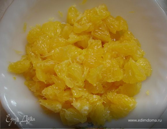 Пока тушится утка, подготовить апельсины. 2 апельсина очистить, удалить все плёнки, нарезать кусочками.