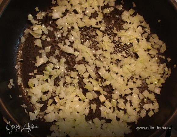 Лук очистить, мелко нарубить и обжарить на сливочном масле в высокой сковородке.