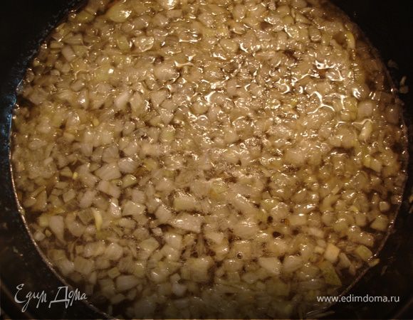 К луку добавить вино и мёд. С соуса, в котором тушилась утка, снять жир, выложить чернослив и яблоко. Соус добавить к луку с мёдом и вином, кипятить 5 минут. 