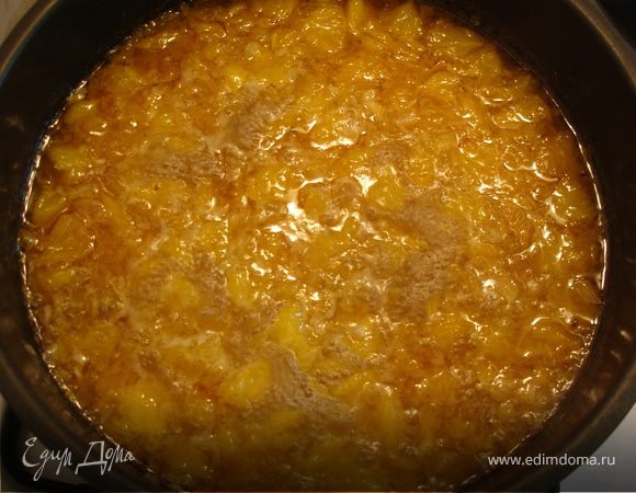 Соус посолить и поперчить, загустить мукой, добавить апельсины, кипятить 5 минут, добавить коньяк.