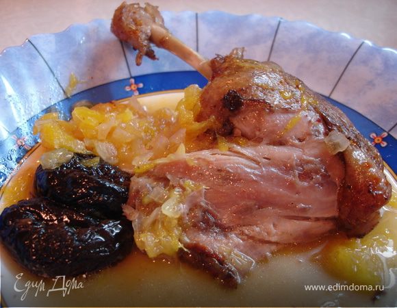 Утку нарезать и выложить на тарелки. Полить апельсиновым соусом, разложить чернослив.
На гарнир можно подавать овощи.