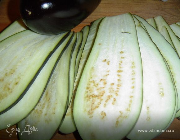 Баклажаны нарезать вдоль тонкими полосками, посолить и выдержать 10-15 минут и обсушить. Обжарить на растительном масле до золотистого цвета с обеих сторон. Охладить.