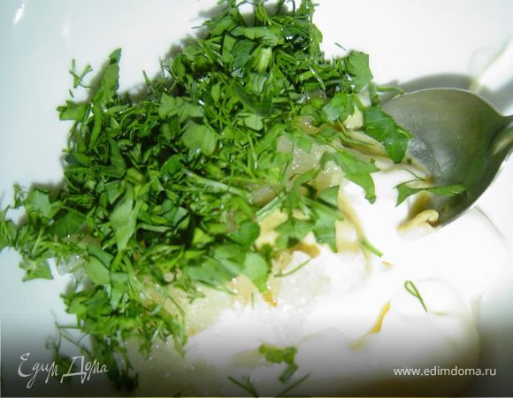 Затем смазать каждую пластинку смесью майонеза, измельченного чеснока, горчицы и рубленной зелени.