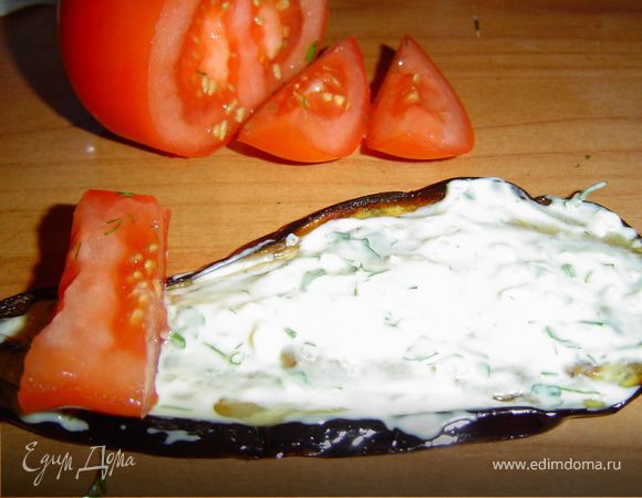 Сверху кладем по дольке помидора и сворачиваем рулетиками.