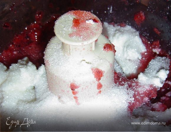 Сливочный сыр взбиваем с 200 мл молока, постепенно добавляя творожную массу и измельченную в блендере черешню.