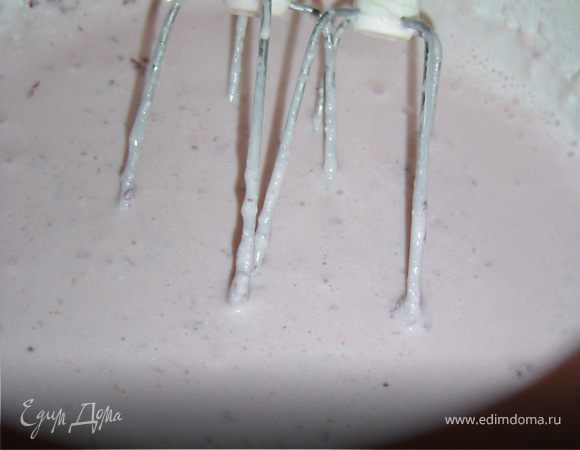 В 50 мл горячего молока разводим желатин(у меня быстро растворимый) и добавляем его в творожную массу.