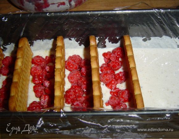 Между печеньем кладем малину и заливаем оставшейся творожной массой.