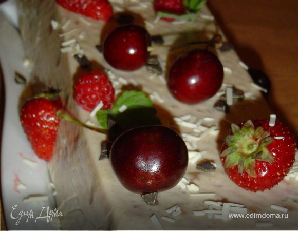 Готовый торт украшаем белым и черным шоколадом, а также ягодами.