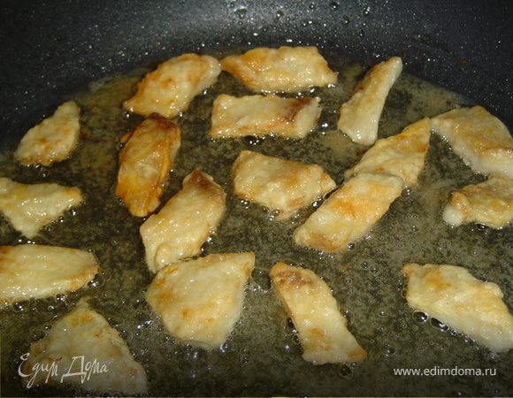 Филе любой морской рыбы нарезаем небольшими кусочками,солим, перчим, обваливаем в муке,и обжариваем на растительном масле.