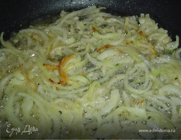 Лук нарезаем полукольцами, обваливаем в муке и обжариваем до золотистого цвета.