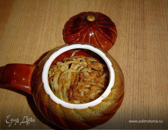 Теперь рыбу и лук раскладываем по горшочкам.