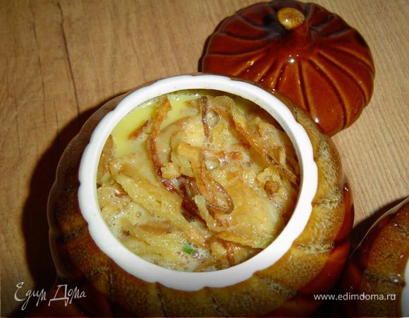 Яйца взбиваем с молоком и заливаем в горшочки. 