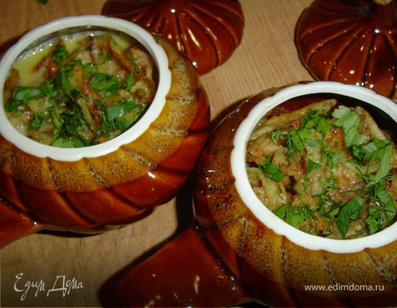 Сверху посыпаем измельченной зеленью, и отправляем в разогретую до 180 гр. духовку. Запекаем до готовности омлета.