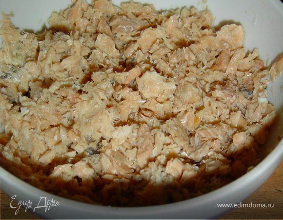 Отвариваем до готовности рис. Открываем банку горбуши, сок сливаем в миску, вынимаем косточки, а затем разминаем рыбу вилкой.