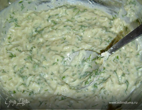 Отвариваем яйца и отделяем желток от белка. Теперь приступаем к приготовлению соуса. Растираем 2 желтка с соком рыбы и горчицей,добавляем измельченные на терке белки и сыр.Подсаливаем все соевым соусом.К соусу добавляем мелко нарезанную зелень и перец,тщательно перемешиваем.