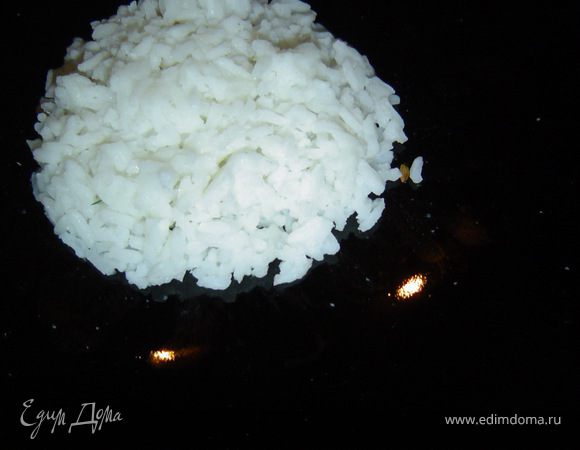 Соус готов, теперь приступаем к салату. На блюдо выкладываем рис,