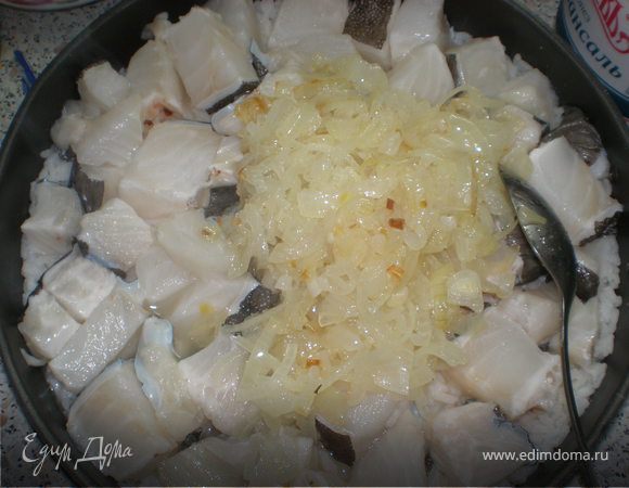 Отварить рис, сколько..всё зависит от объёма формы. Рис уложить слоем на дно формы, в высоту по краю должно быть на середине.
Разморозить рыбу и нарезать кусочками размером 5х5. Уложить плотно сверху риса.
На рис выложить пассерованный лук. Разравнять по рыбе.