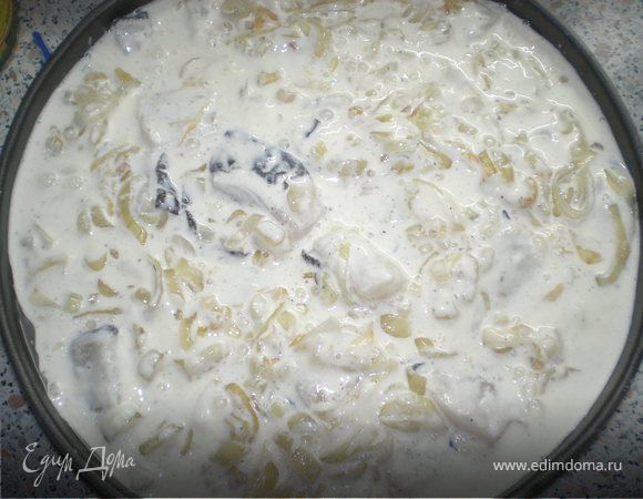 Заливка:
яйцо взбить, добавить соль, перец, 3ст л с горкой майонеза. Перемешать. Добавить 50-60гр воды. Перемешать.
Залить сверху . Поставить в духовку, запекать до готовности мин 30-40 до румяной корочки.