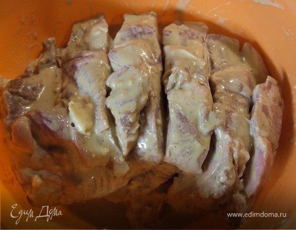 Соус:
смешиваем соевый соус, майонез, горчицу и мелко нарезанный чеснок.
Нарезаем свинину на куски толщиной 1,5-2 см. но разрезы делаем не до конца. В каждый разрез выкладываем по 3-4 шт. чернослива. Обильно смазываем мясо соусом, заливая его также в разрезы.