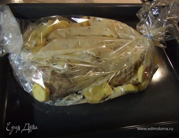 Укладываем мясо в рукав для запекания. В качестве гарнира я беру картофель, нарезаю кружочками толщиной 0,5-1 см. и выкладываю вместе с мясом в рукав. Картофель впитывает сок мяса и соус и получается необыкновенно ароматный и вкусный! Отправляем в духовку (200С) на 1 час.