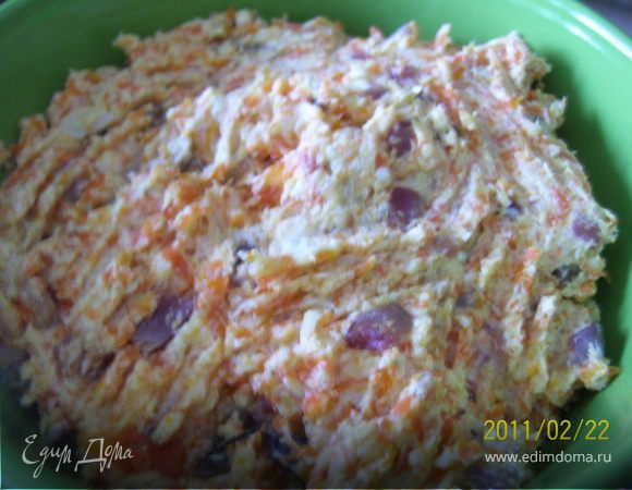 Повседневный вариант, ингриденты для которого заявлены выше.
Морковь сварить. Натираем на мелкой терке. Сельдь очищаем, удаляем косточки. Режем на мелкие кусочки. Сыр натираем на мелкой терке (или разминаем вилкой - в зависимости от вида сыра. Сливочное масло оставляем на часок при комнатной температуре. Отправляем все в блендер. Готово.
А теперь о "праздничном" виде... Копченую сельдь я заменяю лососиной, а сыр беру типа "Фетаки".
