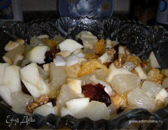 Порезать все фрукты на кусочки,из фиников вынуть косточку,чернослив распарить и порезать,добавить орехи и заправить сиропом. Сироп: растопить мед, добавить коньяк и сок лимона.все перемешать и дать немного настояться