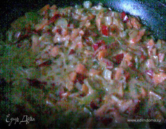 Овощи мелко порезать и обжарить,затем добавить специй,соль и соевого соуса.Снять с огня и добавить нарезанный кубиком помидор.