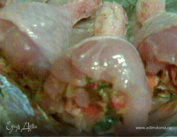 Придать первоначальную форму ножки,выложить на противень и запекать до золотистой корочки,периодически поливая выделившемся соком.