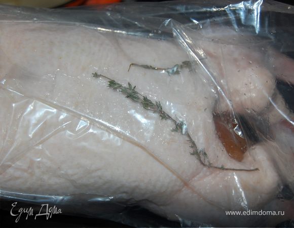 Гуся промыла, вытерла, начинила его крупными дольками апельсина и лимона (попками от фруктов), курагой, черносливом, и вместе с парой веточек чабреца отправила на 1 час в рукаве для запекания в духовку. Один раз перевернула, чтоб все равномерно готовилось в соку.