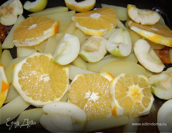 Достала гуся из рукава, веточки чабреца откинула в сторону, лишний жир слила, потом может пригодиться. На дно формы выкладываем дольки апельсинов без цедры, яблоки, порезанные на 4 части без сердцевинок, но с кожурой, картофель, порезанный дольками и отваренный аль денте. Сверху всего этого великолепия кладем нашего гусика и оставляем в духовке при 220 градусах еще на часок, переворачивая с боку на бок, чтоб равномерно прожарился.