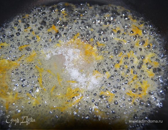 Тем временем готовим карамель. Выдавливаем сок из апельсина и лимона, всего максимум 50 мл., на разогретую сковородку высыпаем пару столовых ложек сахара, выливаем сок, добавляем цедру апельсина и готовим сироп до загустения.