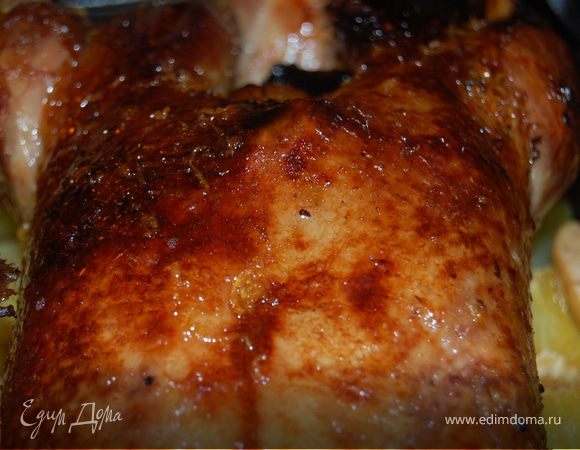 Когда гусь почти готов, смазываем нашего гуся сиропом и оставляем в духовке минут на 5-10. ВСЕ! Единственное «но» этого блюда – раcсчитано максимум на 6  персон. Выкладываем на блюдо овощи и фрукты, сверху водружаем нашего красавца в карамели. Я готовила впервые, все остались в восторге, мясо нежное, ничего не пригорела, корочка просто восхитительная! Приятного аппетита!