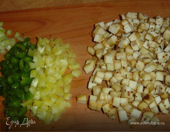 На растительном масле отдельно обжариваем фарш,лук,сладкий перец, очищенные нарезанные кубиками баклажаны.