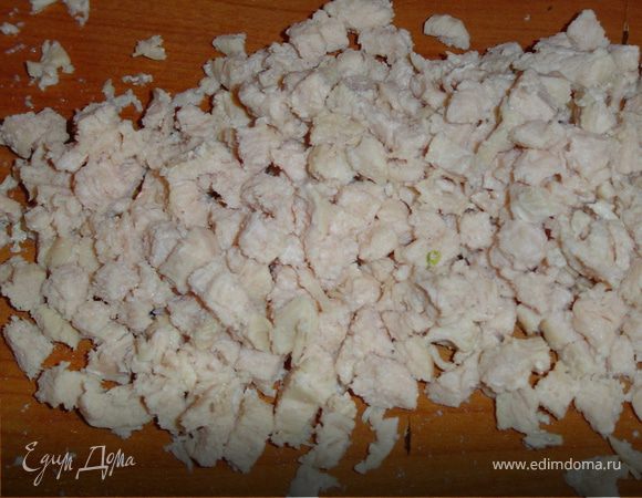 Отвариваем курятину и нарезаем мелкими кубиками.