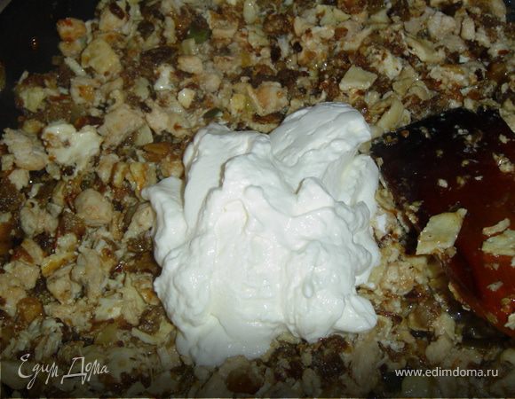 Взбиваем 3 яйца и обжариваем на сливочном масле, нарезаем небольшими кусочками.Соединяем все ингредиенты, перемешиваем. Добавляем плавленый сыр.Выкладываем все на сковороду, добавляем сметану, орегано, солим, перчим и обжариваем на сливочном масле.