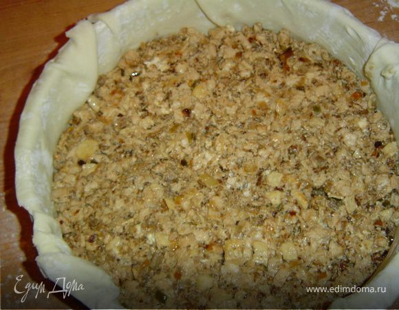 Раскатываем тесто, форму смазываем маслом и выкладываем тесто. На тесто кладем начинку.