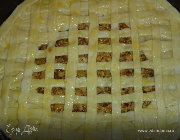 Оформляем верх пирога, смазываем желтком и выпекаем пирог в духовке при температуре 180 гр. до золотистого цвета.