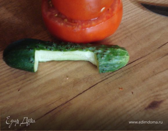 Из огурца вырезаем "телефонную трубку".В "трубке" сделать неглубокий надрез для спирали - "провода".