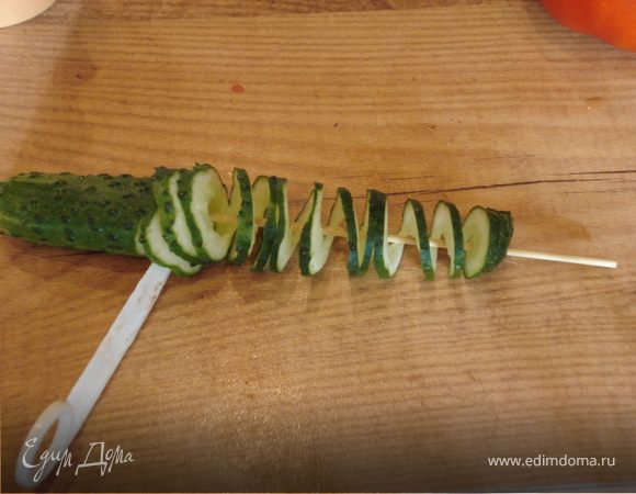 Делаем из второго огурца спираль - "провод". А из кусочка огурца вырезаем два "рычага".