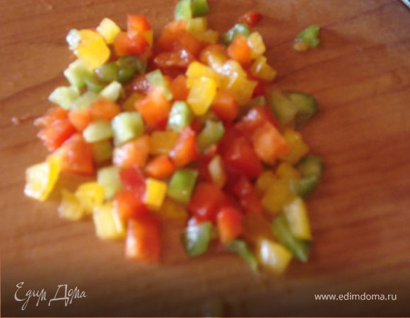 Начинку готовим из сладкого перца (измельченного) и плавленого сыра.