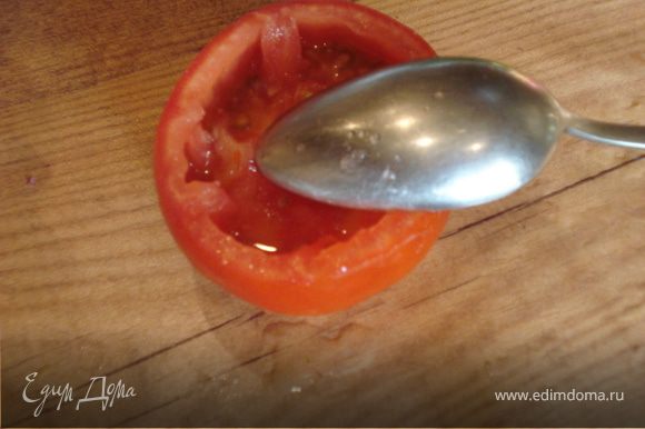 Из половины большого помидора удаляем мякоть и начиняем ее начинкой из перца и сыра.