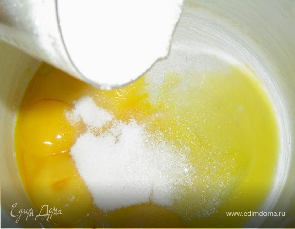  Берем 5 белков и взбиваем их с небольшим количеством соли, постепенно добавляя 50 г сахара.
Отдельно взбиваем 5 желтков с 200 г сахара и одной пачкой ванильного сахара, и добавляем 3 ст. ложки горячей воды.
Осторожно смешиваем белковую и желтковую смеси, и также осторожно добавляем муку и разрыхлитель. 