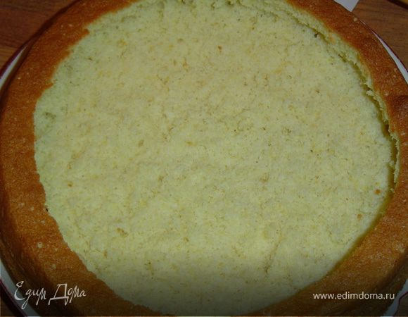 Когда наш корж остынет, аккуратно вынимаем серединку и разминаем до крошек. 