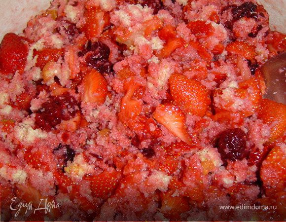 Теперь приступаем к приготовлению крема. Для этого взбиваем размягченное сливочное масло с сахарной пудрой. Перетираем клубнику и ежевику, к ним добавляем имеющиеся у нас крошки и взбитое масло и перемешиваем. 